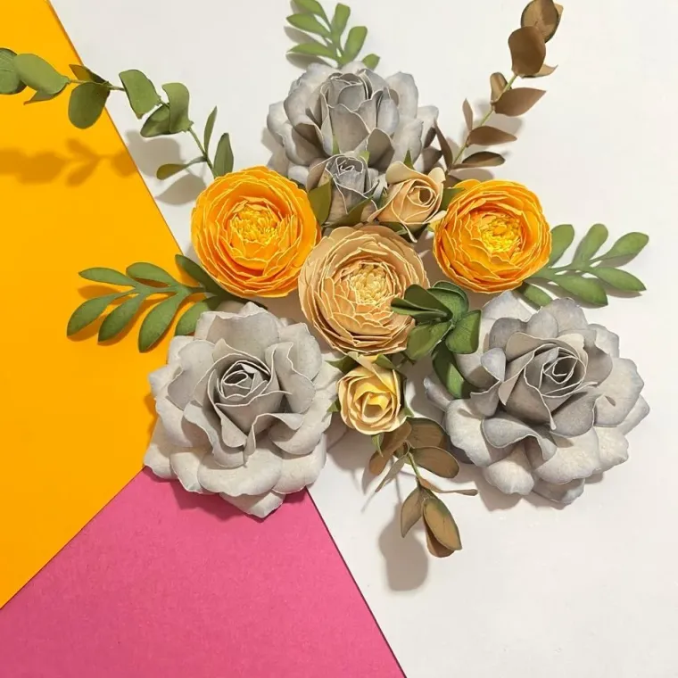Arranjo de flores de papel amarelas, cinzas e rosas