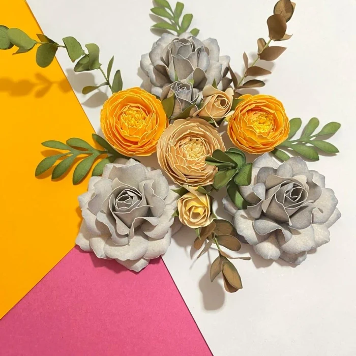 Arranjo de flores de papel amarelas, cinzas e rosas