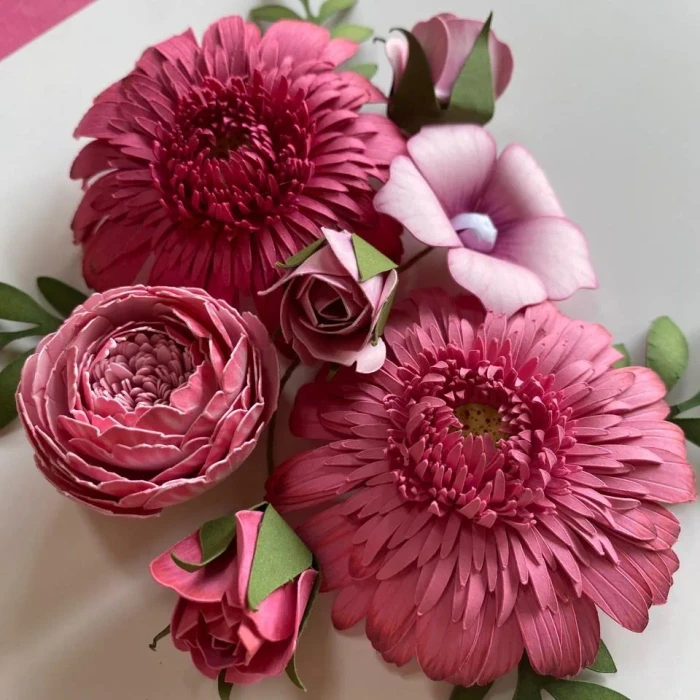 Detalhe de flores de papel rosa feitas artesanalmente