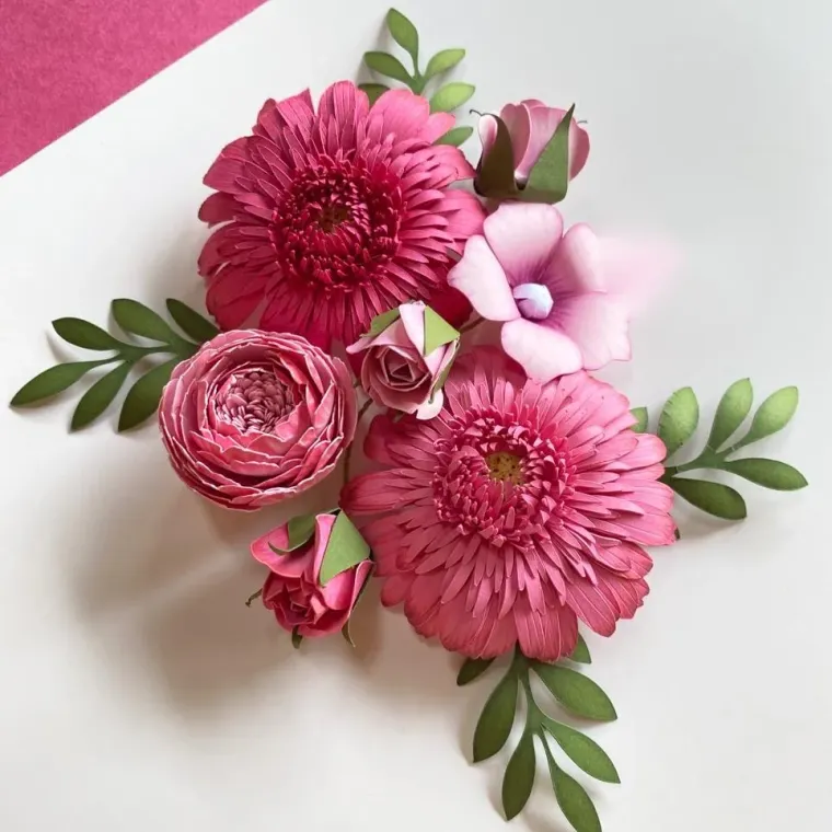 Arranjo de flores de papel em tons de vinho, rosa e creme