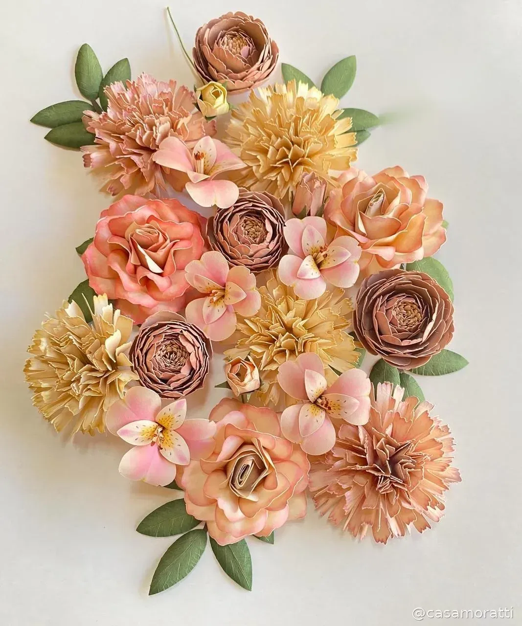 Arranjo de flores de papel artesanais em tons de pêssego, creme e rosa