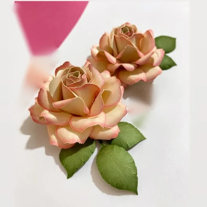 Rosas de papel em tons de pêssego para composição artesanal