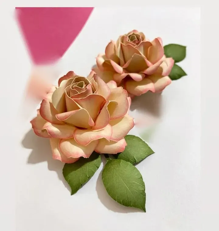 Rosas de papel em tons de pêssego para composição artesanal